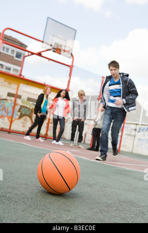 Jugendliche in Basketballplatz Stockfoto