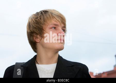 Porträt von Teenager in der Straße, Low-Winkel Ansicht Stockfoto