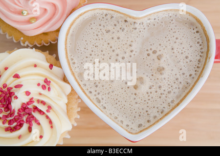 Kaffee in einer Schale in Herzform Stockfoto