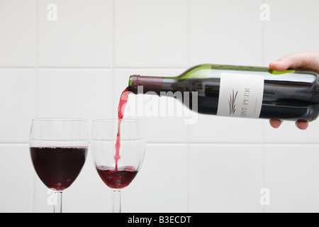 Strömenden Rotwein Stockfoto