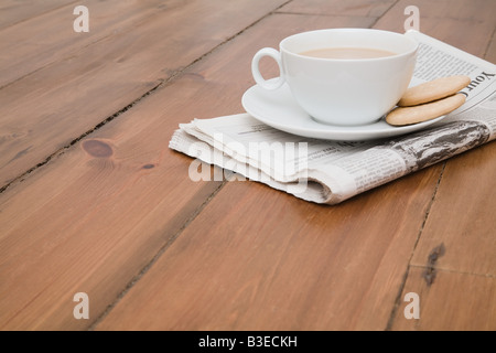 Tee und Zeitung im Stock Stockfoto