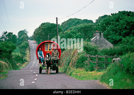 SÜDLICHEN IRLAND CO KERRY HALBINSEL DINGLE ZOLL WOHNWAGEN AUF LANDSTRAßE 1991 Stockfoto