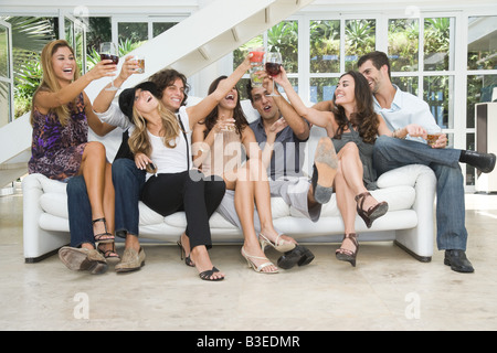 Freunden auf dem sofa Stockfoto