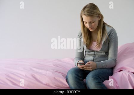 Ein junges Mädchen mit einem Handy Stockfoto