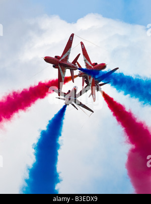 Flugzeug-Crossover durch die roten Pfeile fliegen Display team Stockfoto