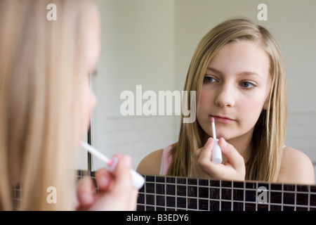 Ein junges Mädchen Lipgloss auftragen Stockfoto