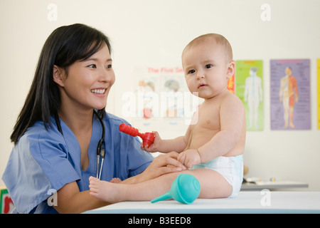 Eine Krankenschwester und ein Baby zu prüfen Stockfoto