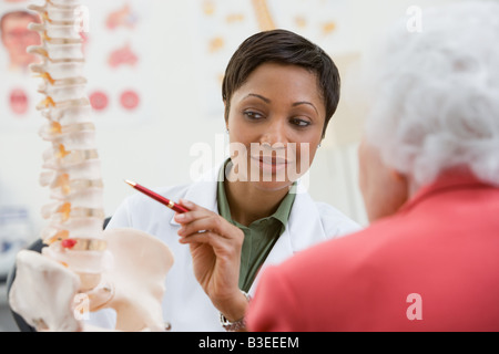 Ein Arzt, ein Patient zu erklären Stockfoto