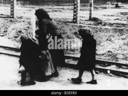 Frau mit Kindern / Birkenau / c.1944 Stockfoto