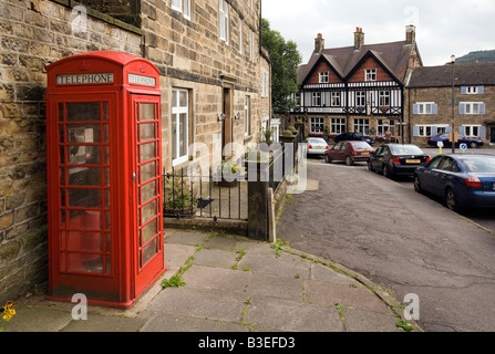 UK Derbyshire Ashover Dorf K6 Telefonzelle und alte Poets Corner pub Stockfoto