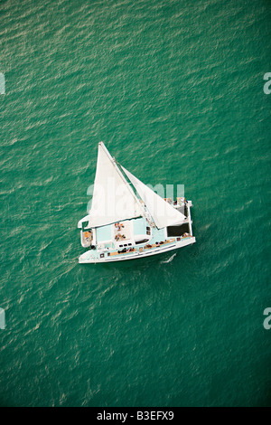 Segelboot auf dem Meer Stockfoto