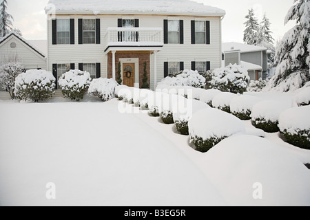 Haus und Garten im Schnee Stockfoto