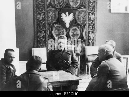 Adolf Strauß und sowjetische Offiziere / 1939 Stockfoto