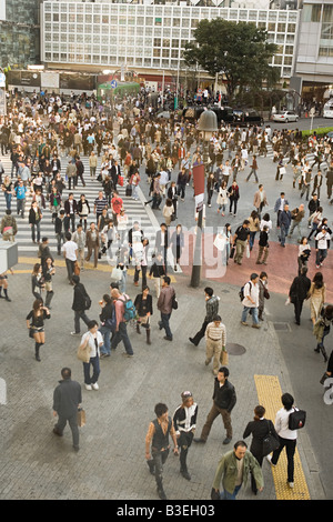 Menschen am Fußgängerüberweg in Tokio Stockfoto