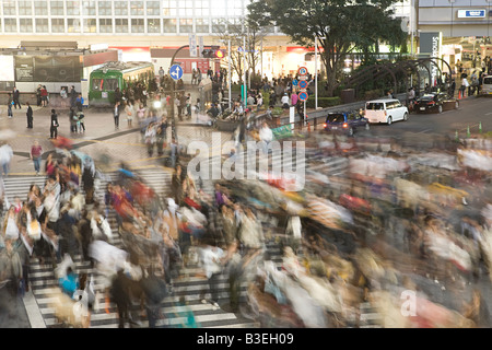 Menschen am Fußgängerüberweg in Tokio Stockfoto