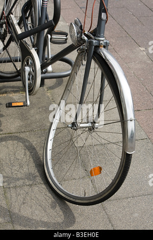 Fahrrad mit gebogenen Rad Stockfoto