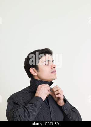 Mann Polstertechniken shirt Stockfoto