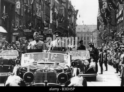 Hitler und Mussolini in einem Auto / 1940 Stockfoto
