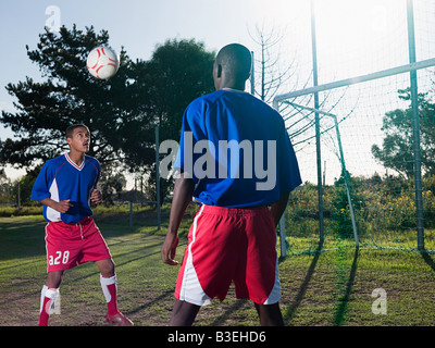 Männer spielen Fußball Stockfoto