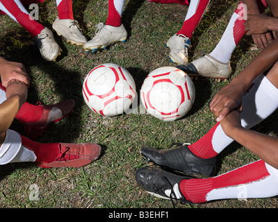 Fußbälle und Beine der Fußballer Stockfoto