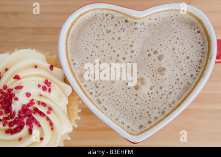 Kaffee in einer Schale in Herzform Stockfoto