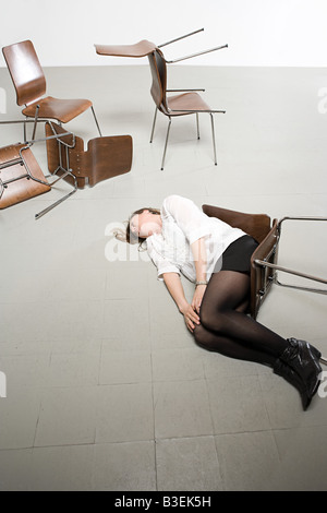 Frau und Stühle Stock Stockfoto