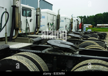 Linie der geparkten Traktor Anhänger LKW an eine Molkerei Verarbeitungsmaschinen in Enosburgh fällt VT uns Tanker und Bäume im Hintergrund Stockfoto