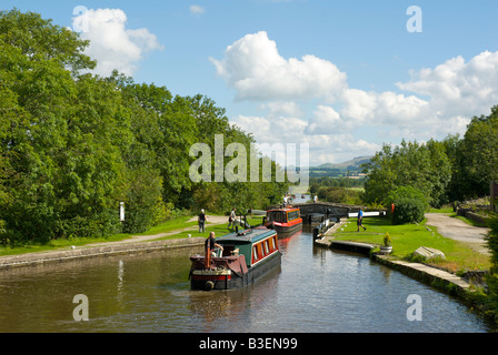 Narrowboats verhandeln Schlösser am Leeds-Liverpool-Kanal in der Nähe von Gargrave, North Yorkshire, England UK Stockfoto