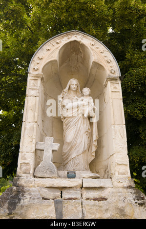 Jungfrau und Kind Statue, Villaines Les Rochers, Indre et Loire, Frankreich. Stockfoto