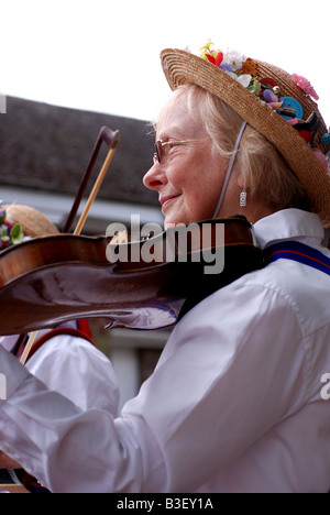 Morris Dance Geige Spieler bei Huber Bier Festival Warwickshire England UK Stockfoto