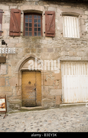 mittelalterlichen Tür auf einer gepflasterten Straße in der Altstadt in Frankreich Stockfoto