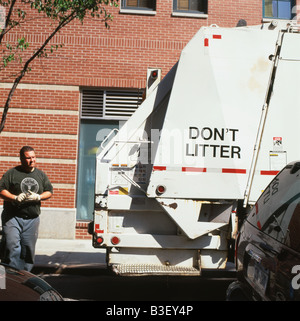 Ein New York City garbage collector Mensch und Fahrzeug mit dem Befehl "DON'T LITTER" in NYC street USA, UNS KATHY DEWITT Stockfoto