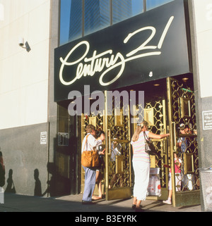 Käufer in die Türen des Jahrhunderts 21 Department Store in New York City, USA Juni 2008 Stockfoto