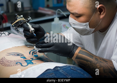 Junge, weibliche tattoo taiwanesischen chinesische empfangen unteren Rücken aus asiatischen Mann mit rasierten Kopf, Taipei Taiwan Volksrepublik China ROC Stockfoto