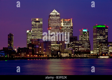 Canary Wharf, London, United Kingtom in der Abenddämmerung Stockfoto