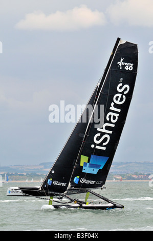 I-Anteile extreme 40 40 Katamaran Yacht in Cowes auf der Isle of Wight Hart am Wind von Steuerbord mit am Rumpf angehoben Stockfoto