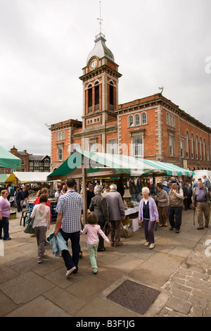 UK Derbyshire Chesterfield Stadtzentrum Marktplatz und viktorianischen Markthalle Stockfoto