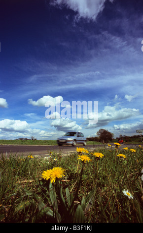 niedrigen Winkel von Pkw auf einspurigen Straße Leeds Yorkshire UK Stockfoto