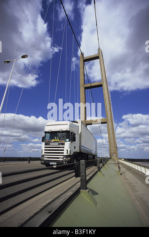 LKW der Humber-Brücke überspannt die Humber Mündung Beitritt Yorkshire mit lincolnshire Stockfoto