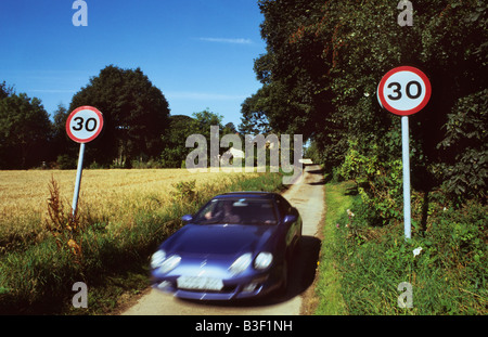 Auto vorbei an dreißig Meilen pro Stunde Höchstgeschwindigkeit Warnzeichen im Dorf Lumby Yorkshire UK Stockfoto