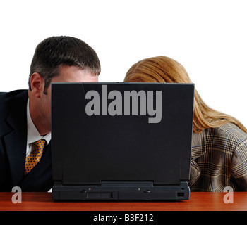 Geschäftsmann und Frau Blick auf den Monitor eines Laptops im Büro Stockfoto