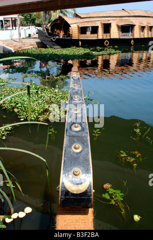 Hausboot oder kettuvallom oder kettuvallam vom Bug eines anderen Hausboot gesehen auf einer Kreuzfahrt in der Nähe von Alappuzha Kerala, Tourismus, Gottes eigenes Land Stockfoto