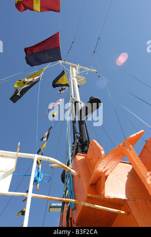 Radio-Mast und Signal-Flaggen zu versenden Stockfoto