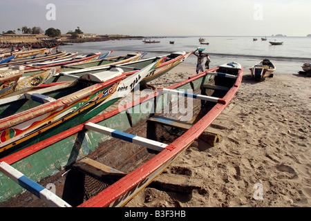 Senegal Dakar Soumbedioune Angeln Pirogen Angelboote/Fischerboote am Strand Stockfoto