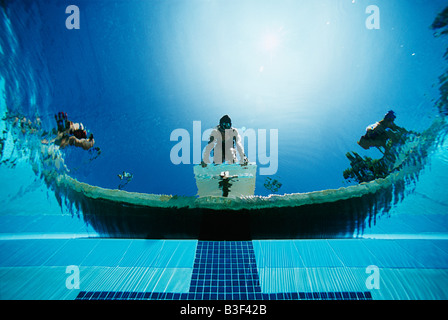 Unterwasser-Blick der Schwimmer auf Sprungbretter Stockfoto