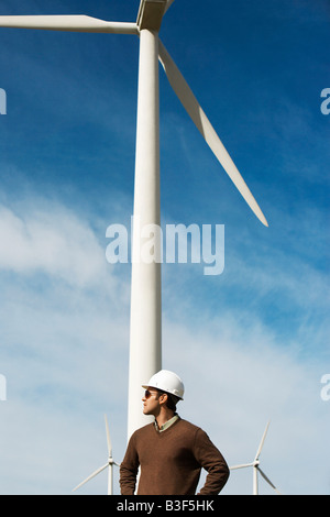 Ingenieur tragen Helm im Windpark Stockfoto