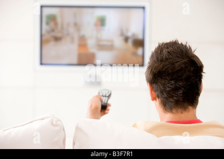 Mann im Wohnzimmer vor dem Fernseher Stockfoto