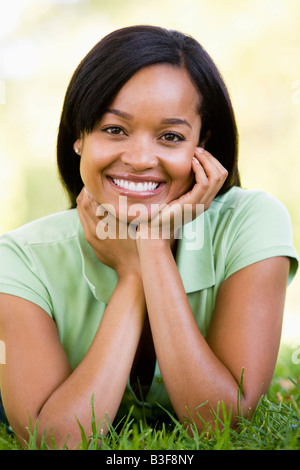 Frau liegend im freien lächelnd Stockfoto