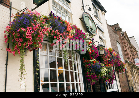 UK Derbyshire Chesterfield Stadtzentrum Hautpstraße Blütenpracht rund um Tür des The Market pub Stockfoto