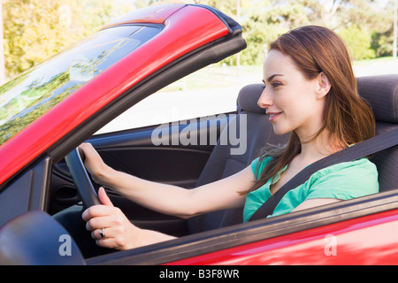 Frau im Cabrio lächelnd Stockfoto